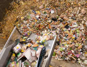 Processo sustentável de recuperação de resíduos alimentares em centro de reciclagem da Veolia