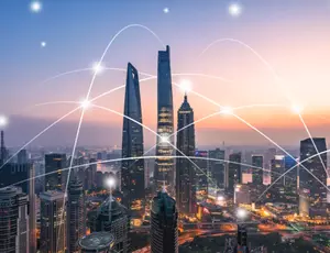 Conectividade urbana avançada sobre skyline de cidade moderna