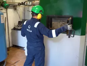 Técnico da Veolia a operar caldeira de biomassa