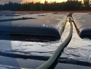 Sacos geotube da Veolia para desidratação de lamas em estação de tratamento