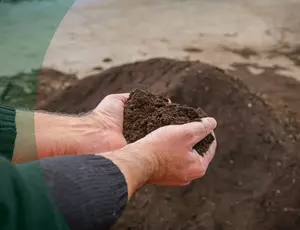 Composto agrícola de biorresíduos Nutrifolium nas mãos de um técnico, pronto a aplicar no solo