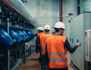 Colaboradores a gerir energia