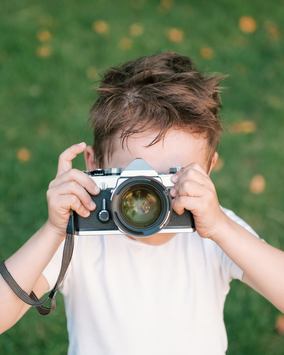Criança com câmera fotográfica