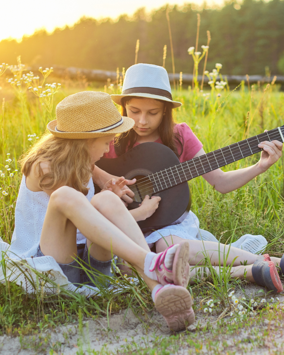 Crianças a tocar guitarra