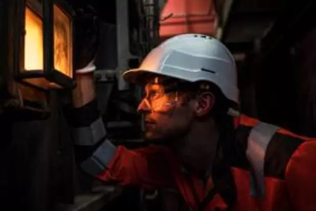 Técnico verifica a operação da fornalha numa unidade de valorização energética da Veolia