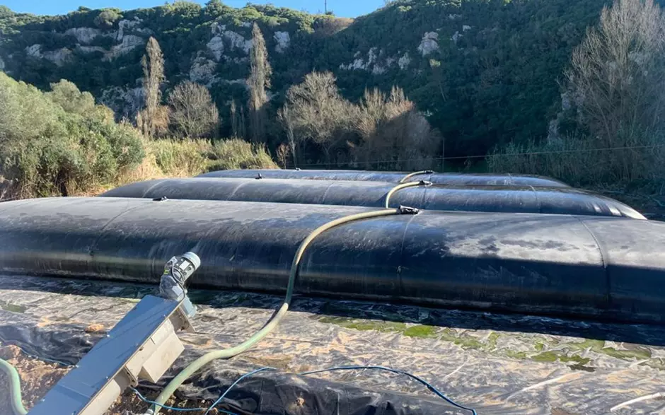 Sacos de desidratação de lamas junto a rio em solução de tratamento da Veolia