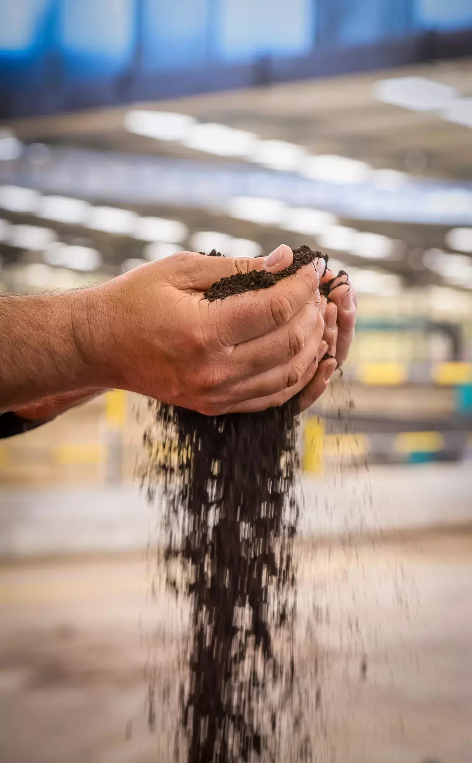 Aplicação controlada de composto orgânico fino para melhoria da estrutura do solo em soluções agrícolas Veolia