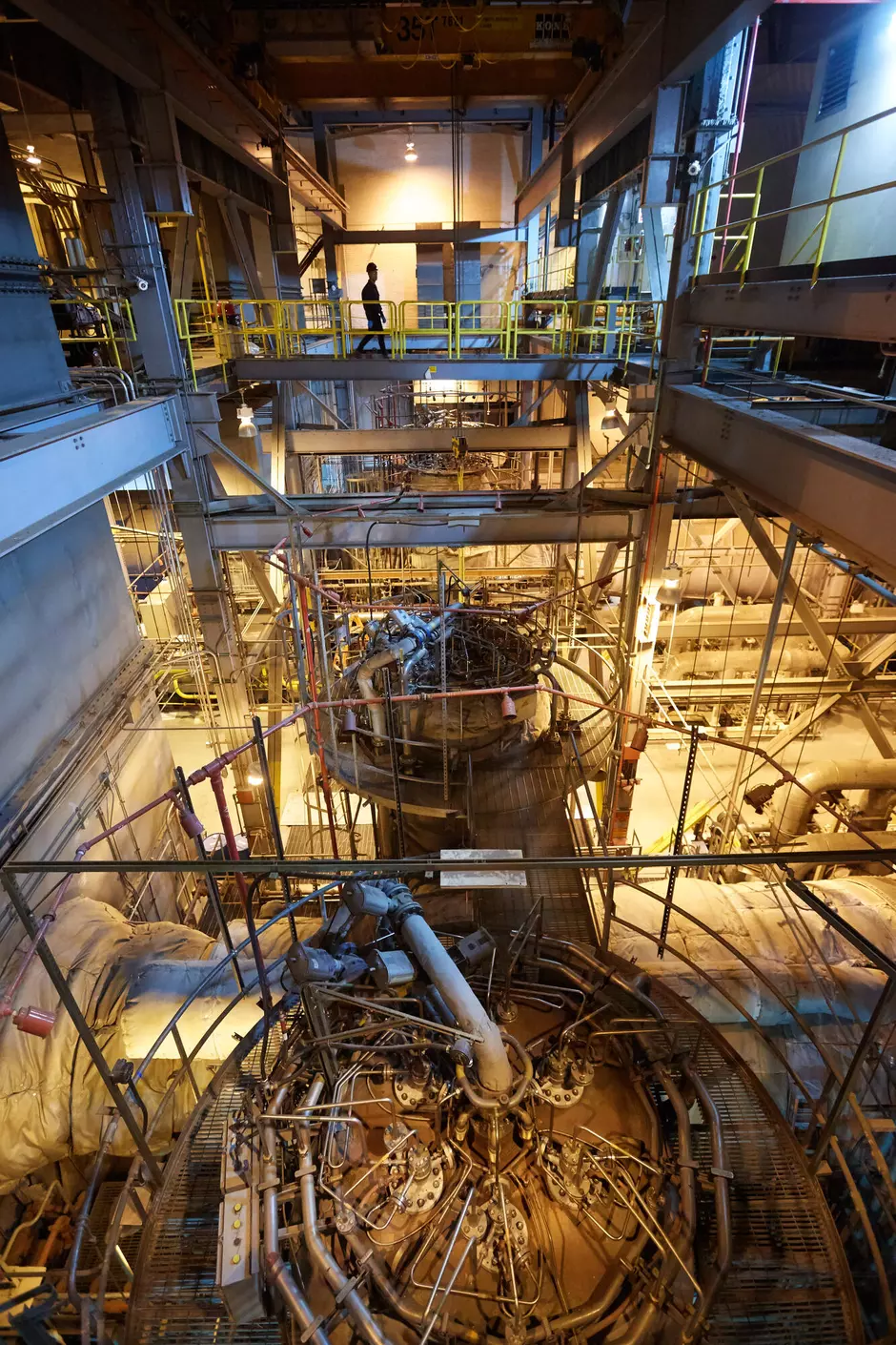 Interior de instalação industrial Veolia com sistemas de tratamento em múltiplos níveis