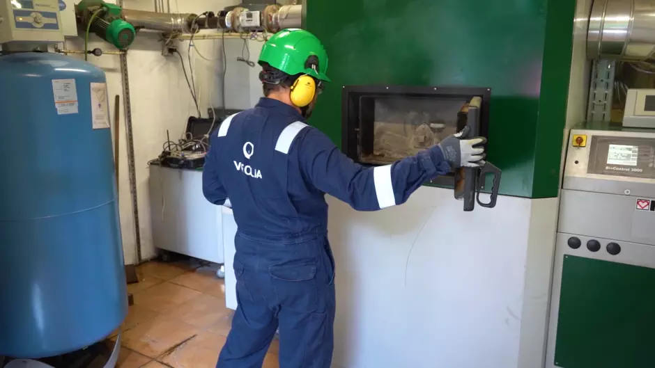 Técnico da Veolia a operar caldeira de biomassa