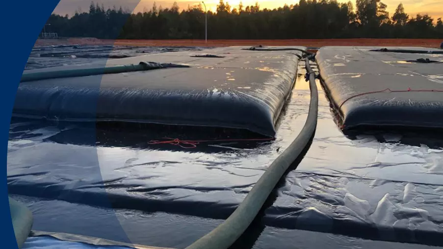 Sacos geotube da Veolia para desidratação de lamas em estação de tratamento