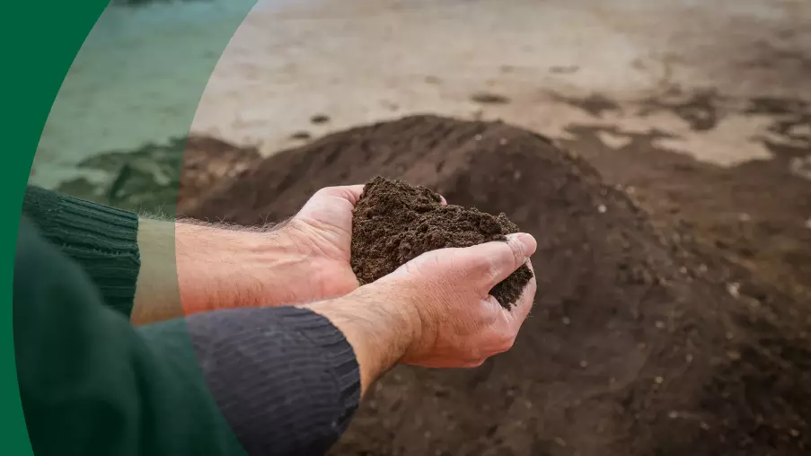 Composto agrícola de biorresíduos Nutrifolium nas mãos de um técnico, pronto a aplicar no solo