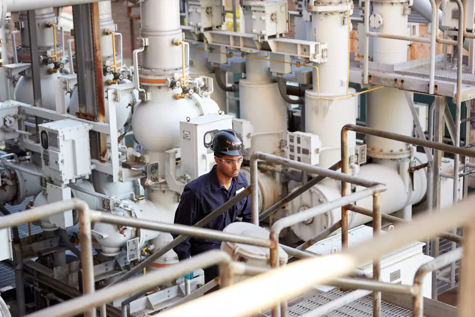 Técnico Veolia a inspecionar equipamentos industriais numa central de cogeração