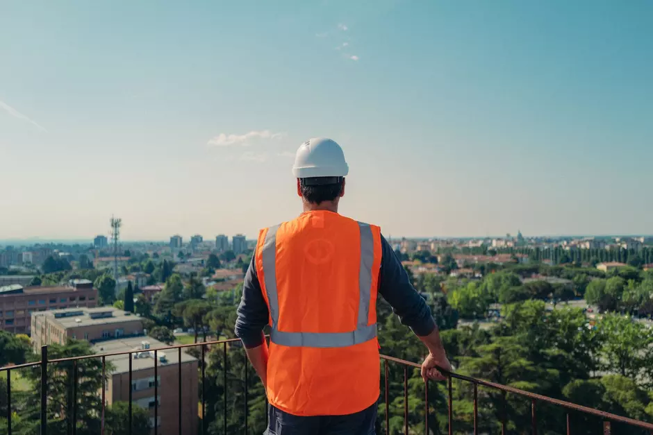 Engenheiro Veolia a supervisionar infraestruturas urbanas a partir de uma obra